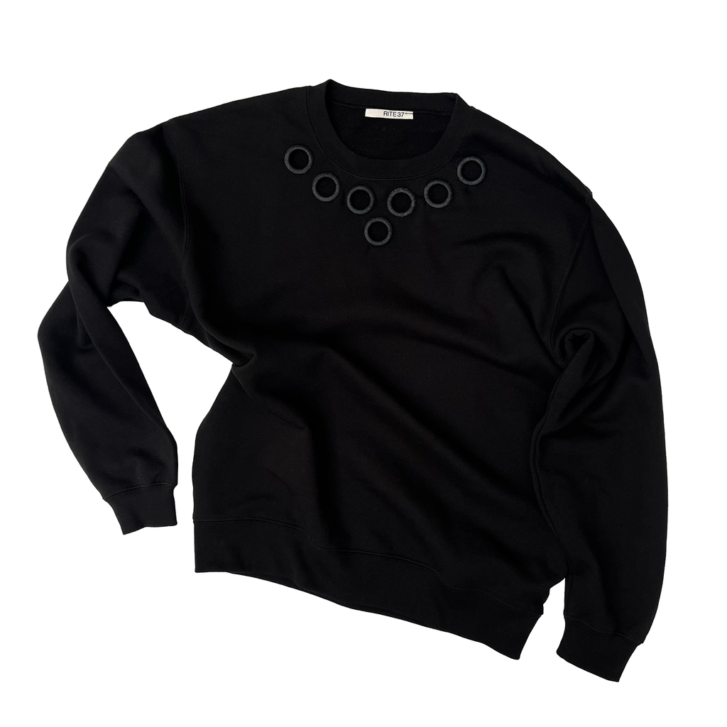 36.2° Bound sweatshirt in black with circular cut-out details